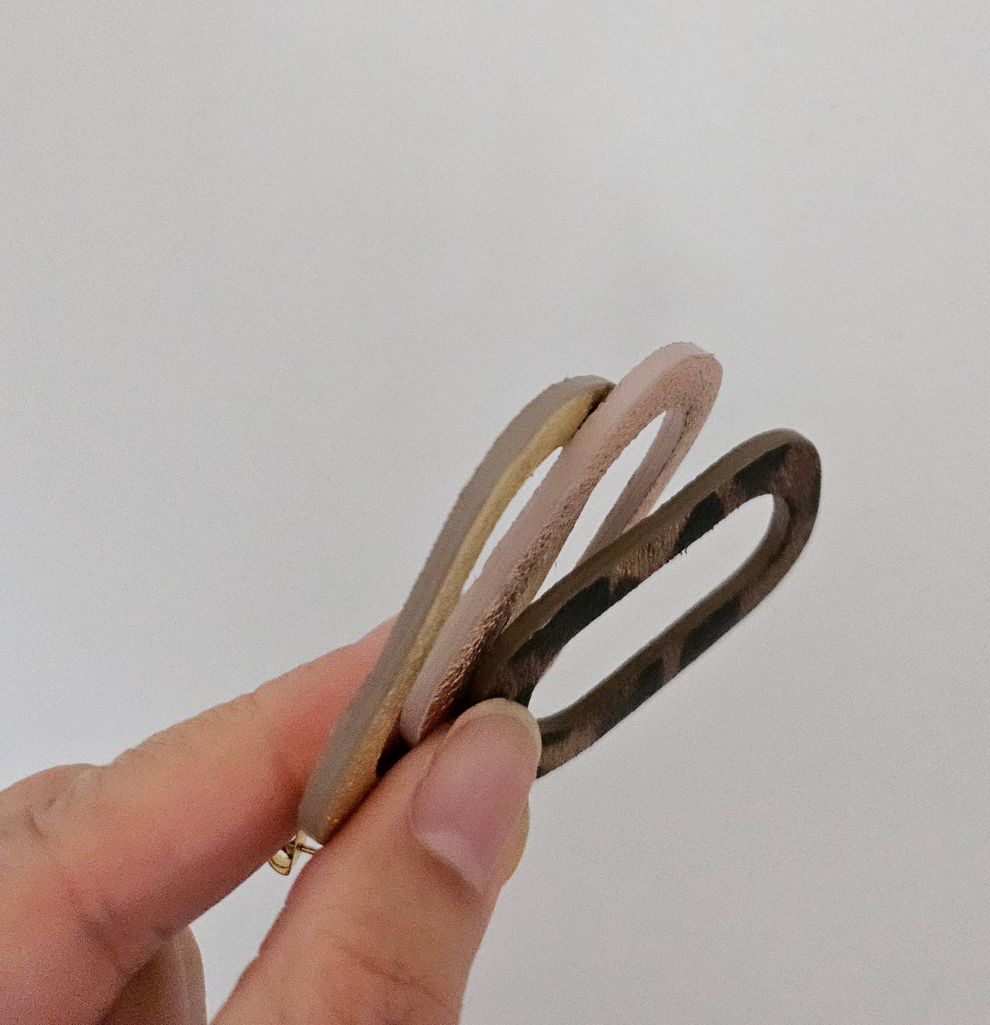 Tropfenohrringe aus recyceltem Leder