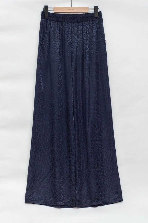 Weite Satinhose mit Animal-Print
