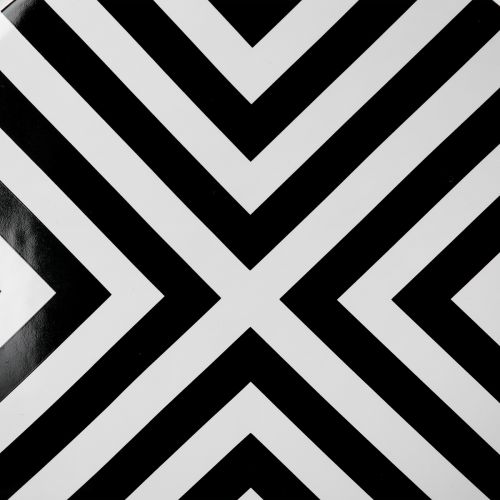Keramikvase "Chevron" – Stilvolles Statement in Schwarz-Weiß