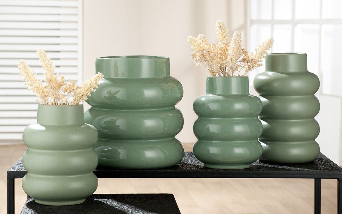 Vase mit modernen organischen Rundungen in sanftem Grün