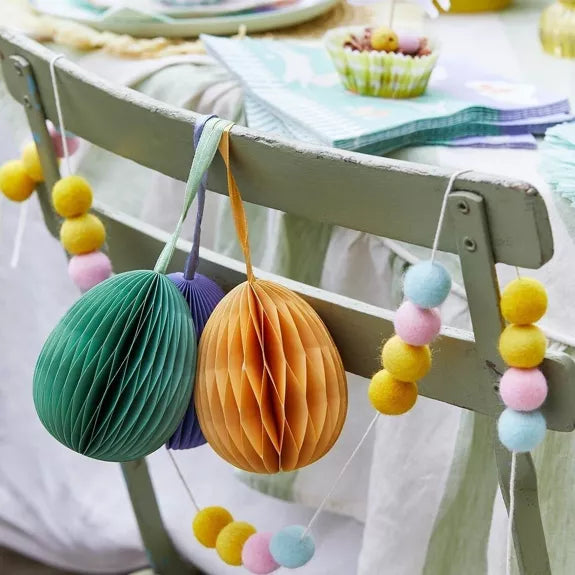 Pastell-Pom-Pom-Girlande aus Filz – Frühlingshafte Osterdeko