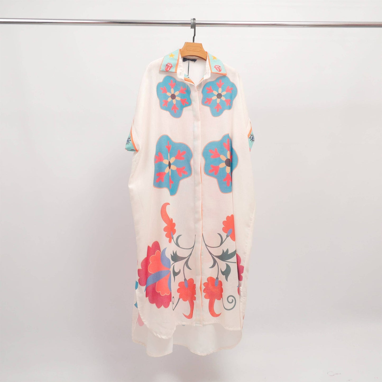 Maxikleid mit buntem Blumenmuster und kurzen Ärmeln