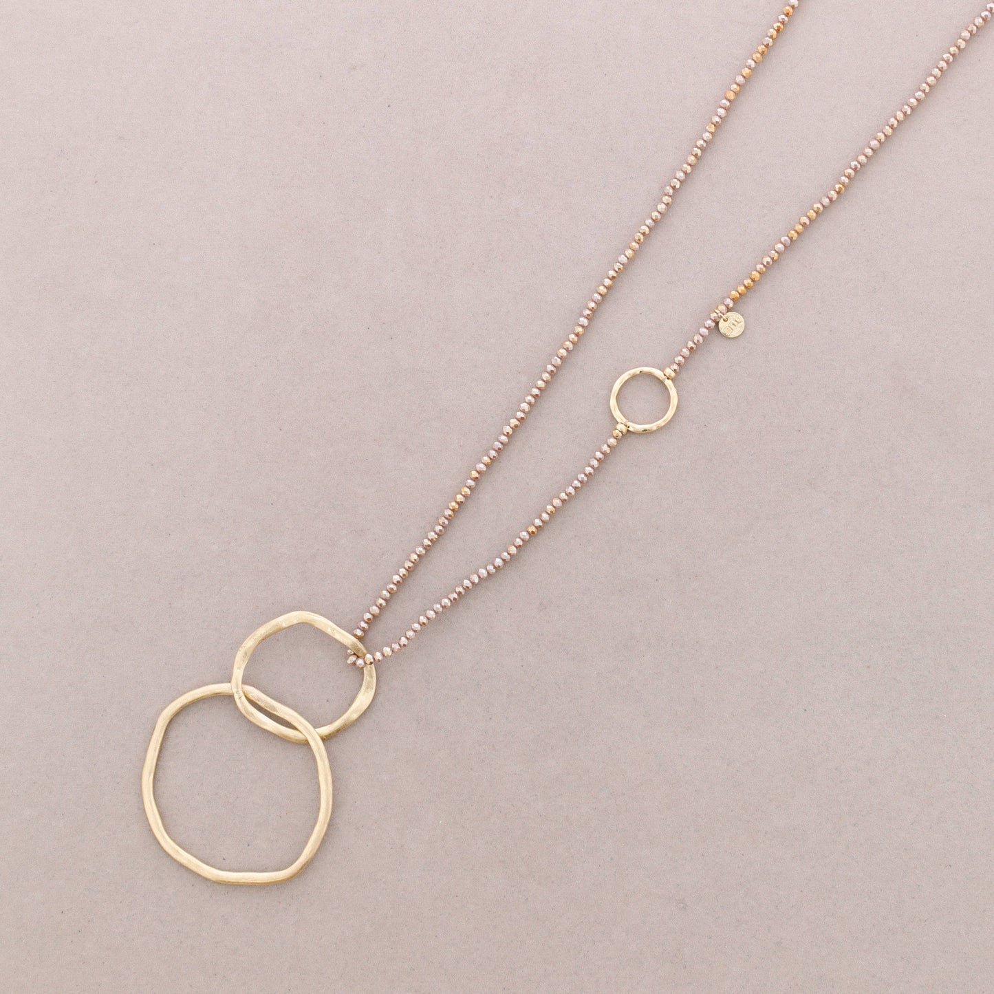 Lange Halskette mit goldfarbenen Kristallperlen & Doppelring-Anhänger