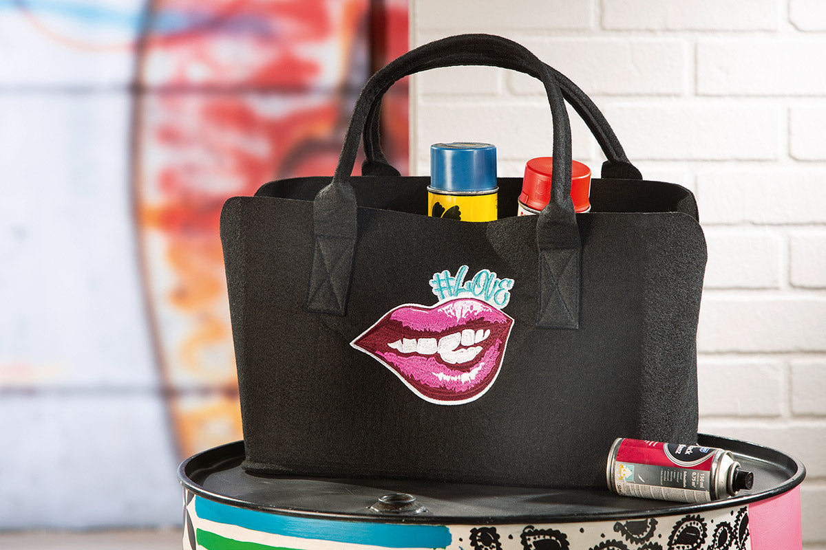 Filztasche „#LOVE Lips“ – stylischer Begleiter im Pop-Art Design
