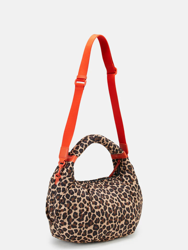 Design-Tasche „Unio x Les Visionnaires“ – Leo-Print mit rotem Schulterriemen