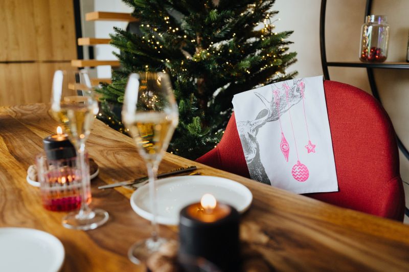 Geschirrtuch weiß – Elch mit Weihnachtsschmuck