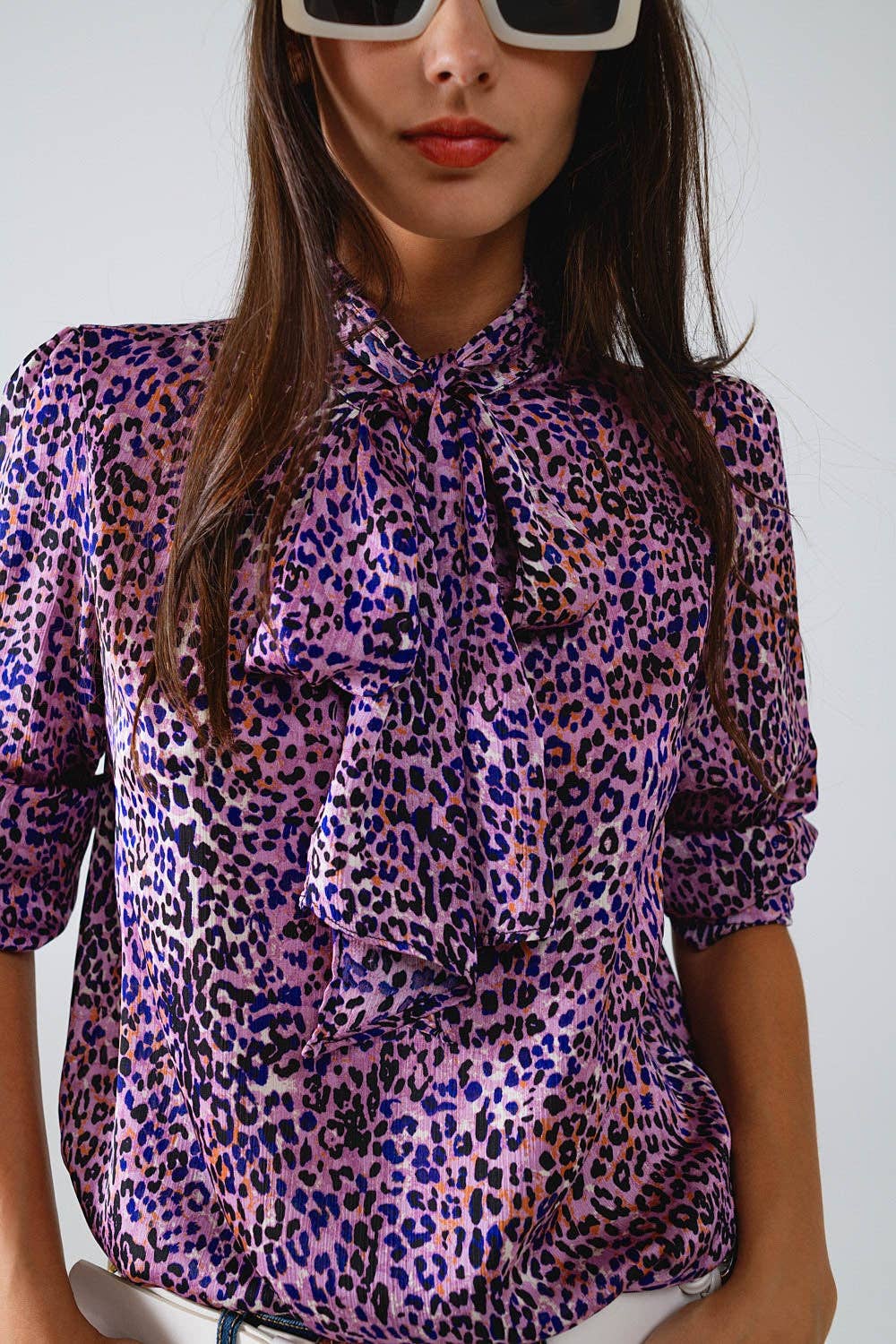 Animal-Print-Bluse in Lila – mit Bindeschleife & Knopfleiste