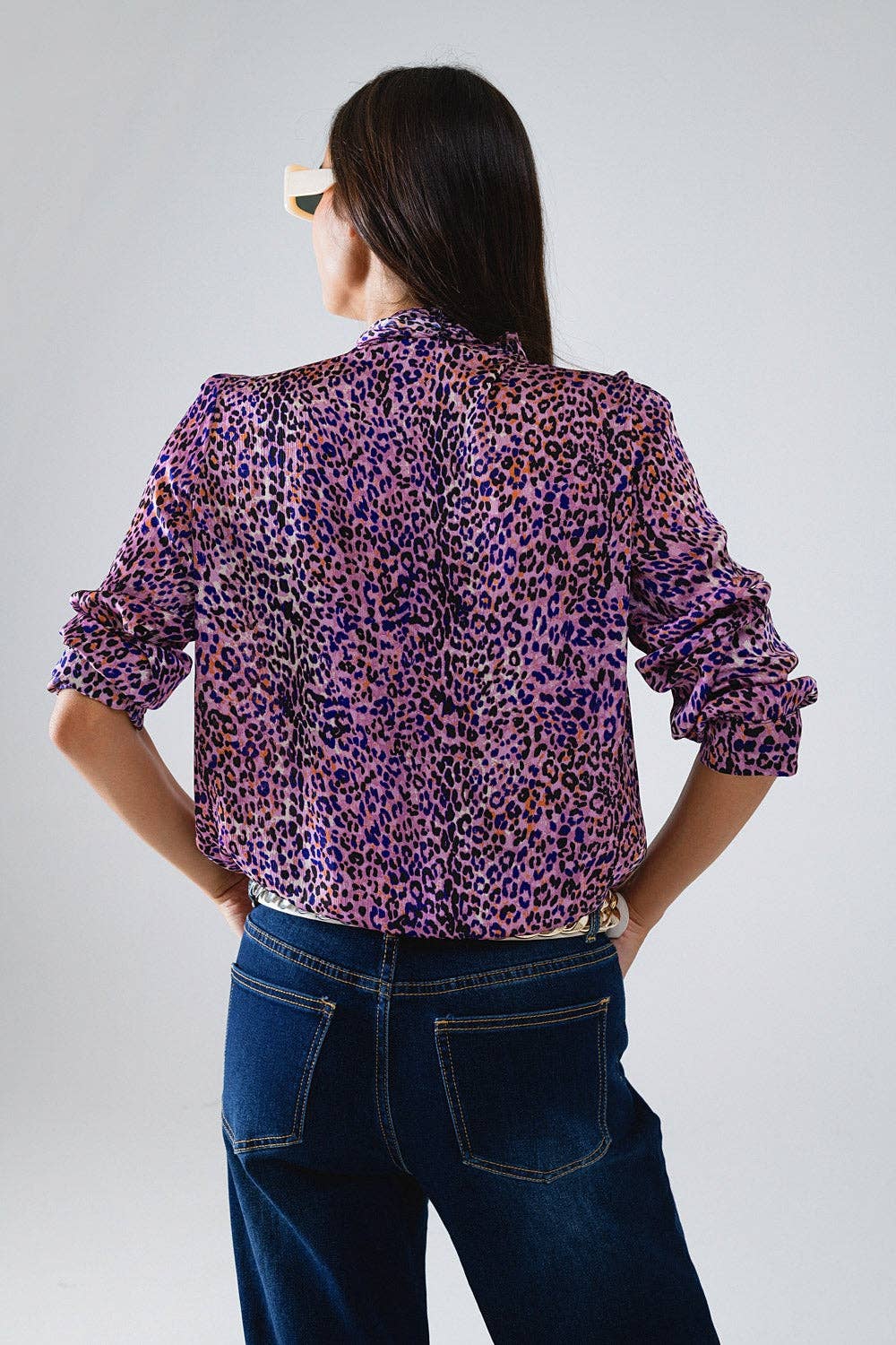 Animal-Print-Bluse in Lila – mit Bindeschleife & Knopfleiste