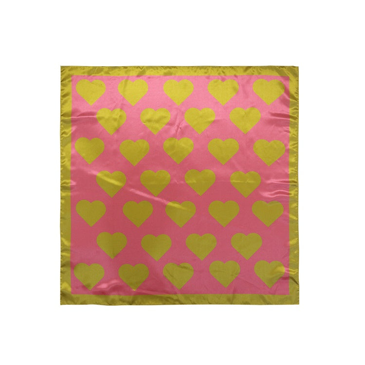 Stylisches Satin-Halstuch mit goldenem Herzmotiv – Trend-Accessoire 2025