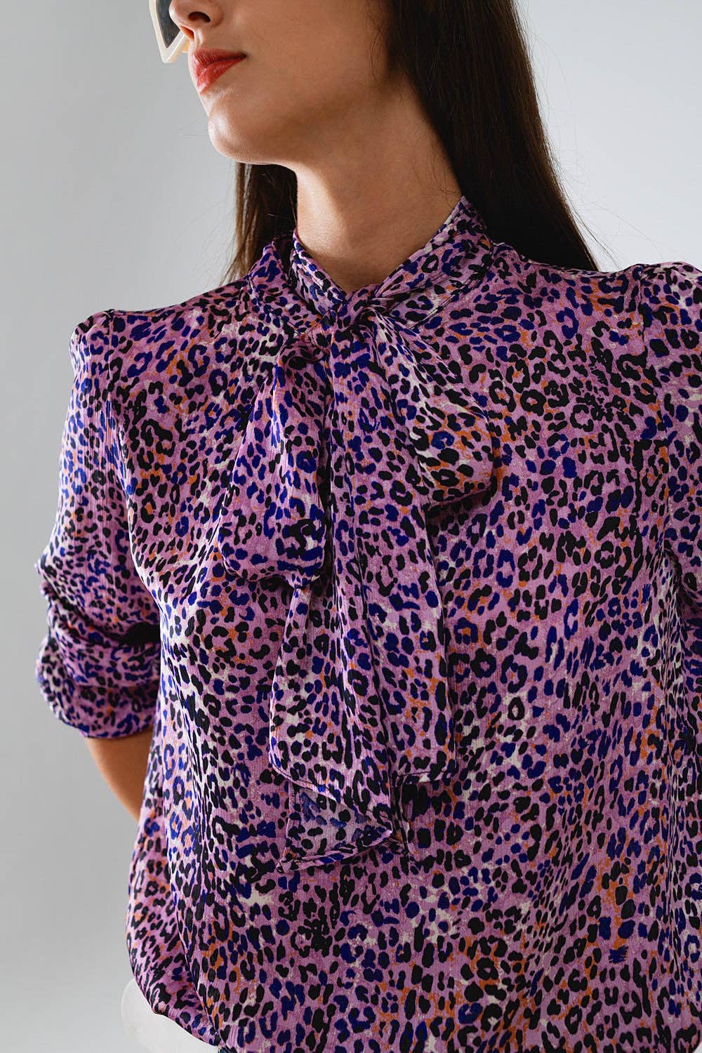 Animal-Print-Bluse in Lila – mit Bindeschleife & Knopfleiste