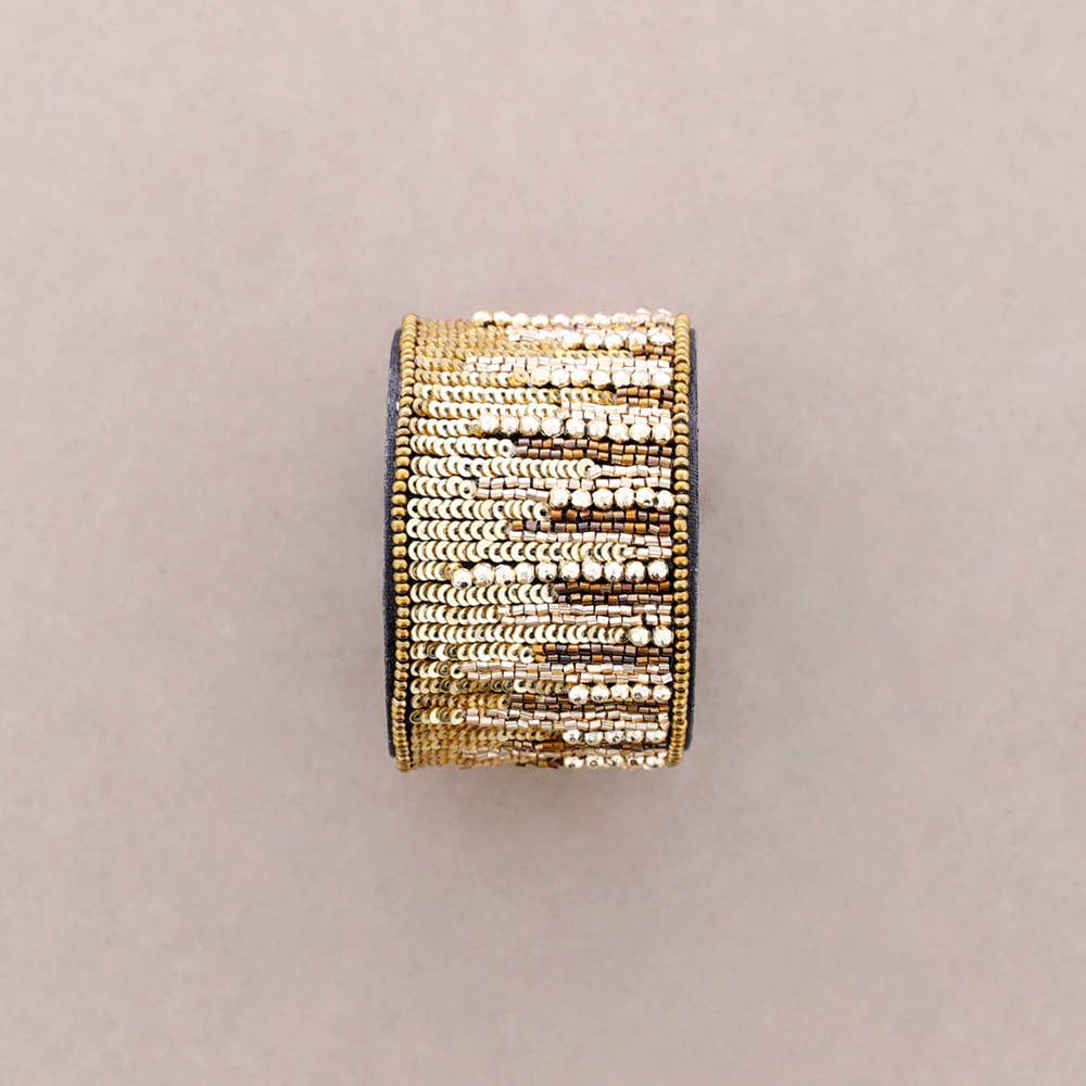 Elegantes Armband in Gold mit Pailletten