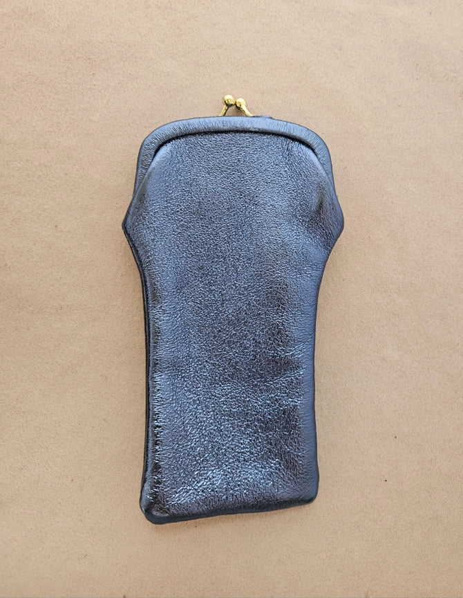 Leder-Brillenetui mit Retro-Verschluss