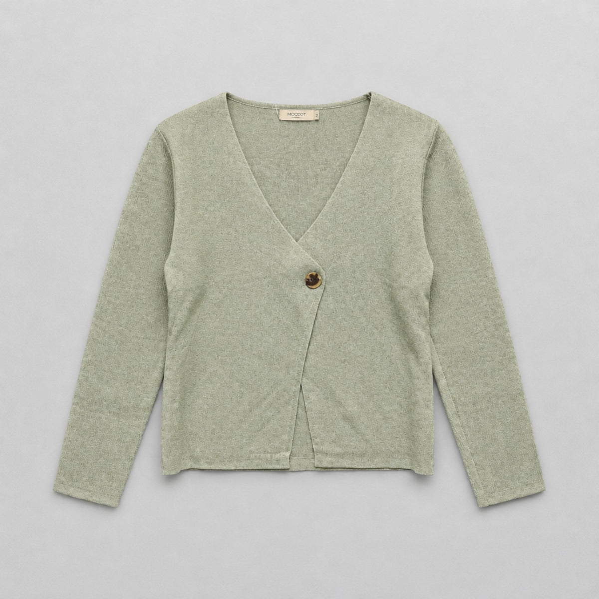 Damen-Strickjacke in Salbeigrün – Feiner Cardigan mit V-Ausschnitt & Schmuckknopf Strickjacke Das Zierwerk