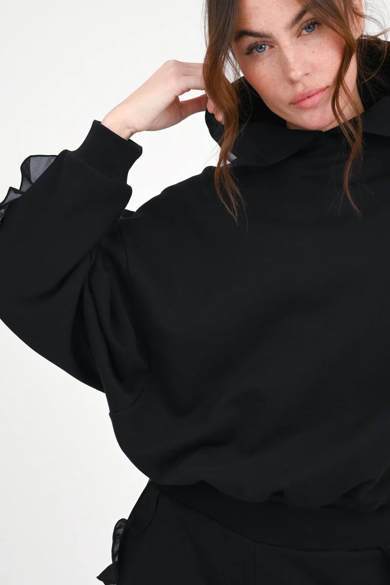 Sweathoodie „Paty“ mit Volants in Schwarz | Love Joy Victory (Größe M / L)