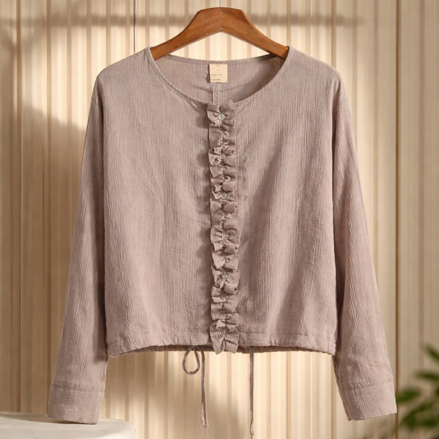 Bluse mit Rüschenleiste in Taupe – feminine Eleganz Made in Italy Bluse Das Zierwerk
