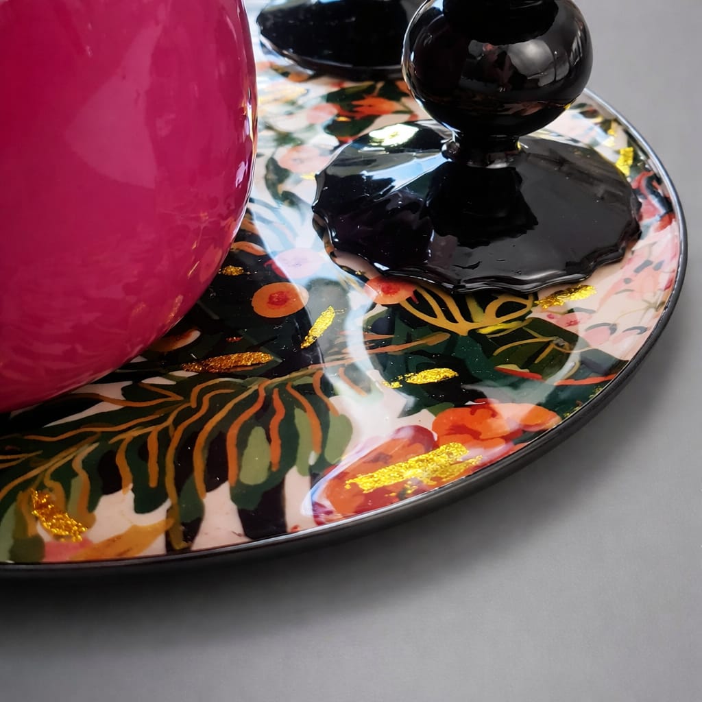 Eleganter Beistelltisch mit floralem Design – ein echtes Statement-Piece Beistelltisch Das Zierwerk