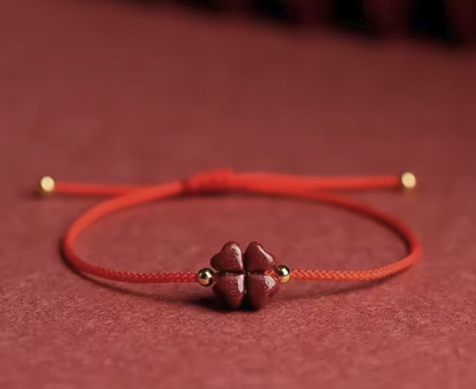 Handgemachtes rotes Glücksarmband mit Klee & natürlichem Zinnober