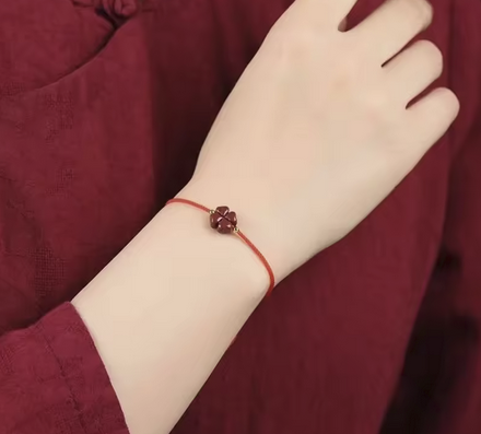 Handgemachtes rotes Glücksarmband mit Klee & natürlichem Zinnober