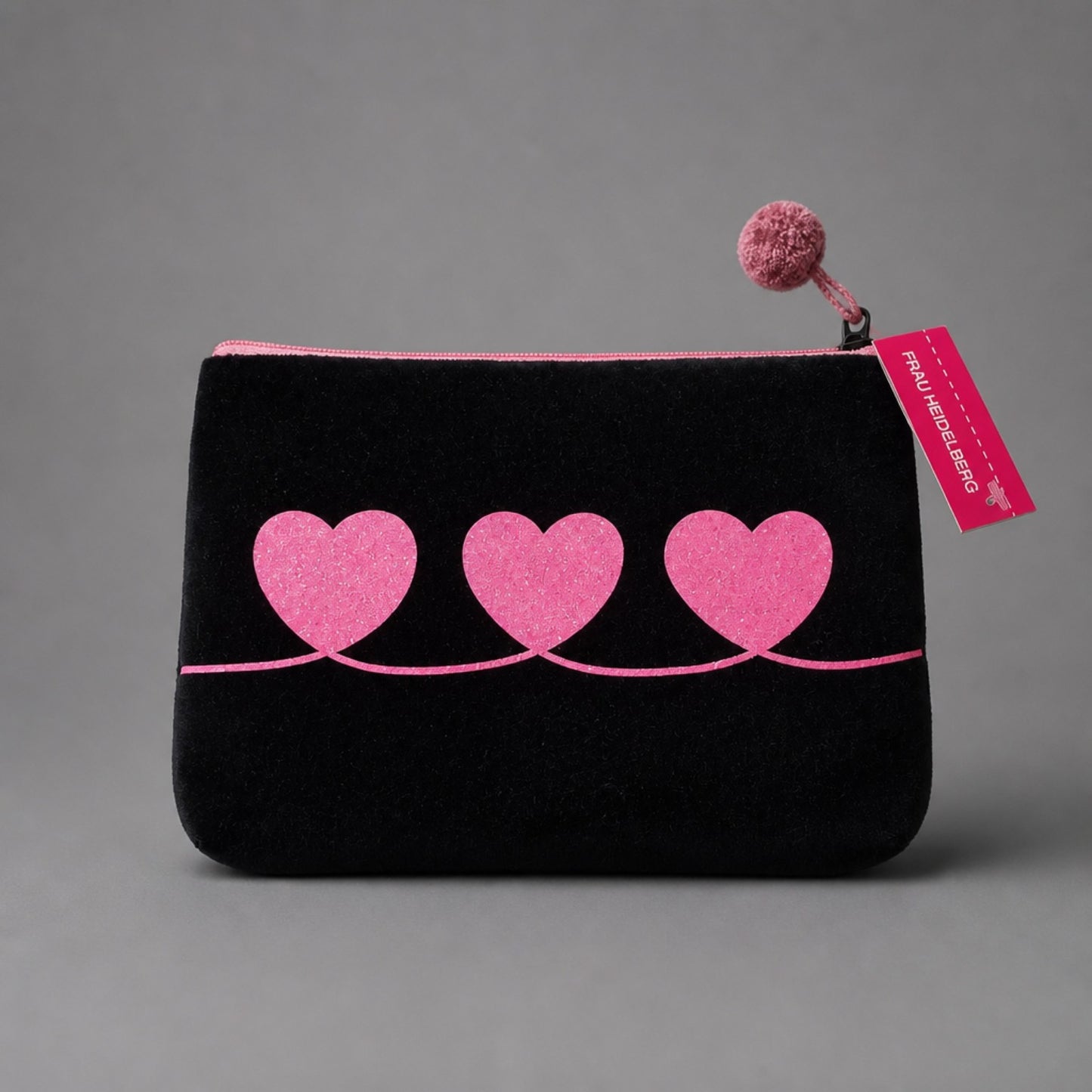 Samt-Täschchen „Herzlinie“ – Schwarz & Pink von Frau Heidelberg