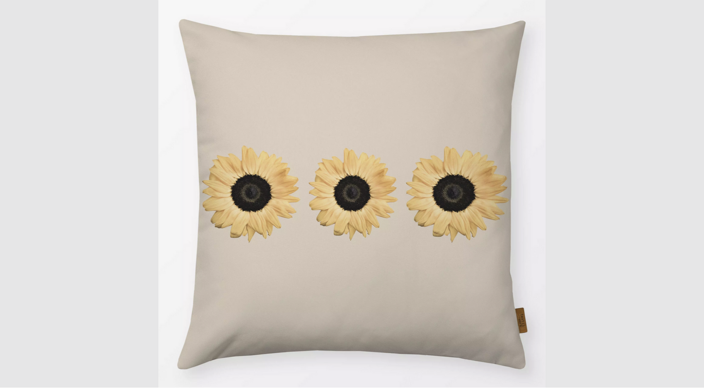 Dekokissen "Sunflower Trio" – Sonnenblumen auf sandfarbenem Hintergrund Kissen Das Zierwerk