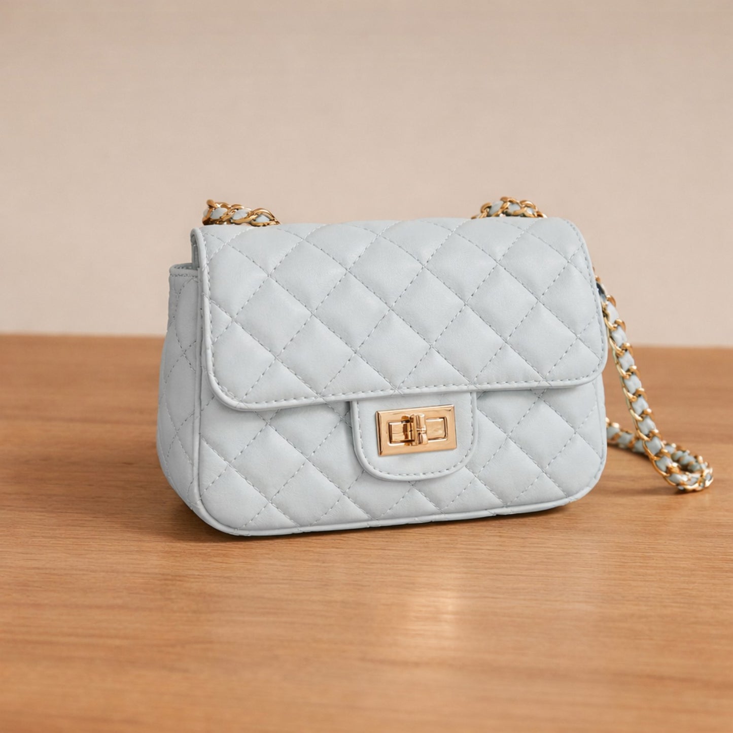 Stepp Tasche in Hellblau mit Goldkette Tasche Das Zierwerk