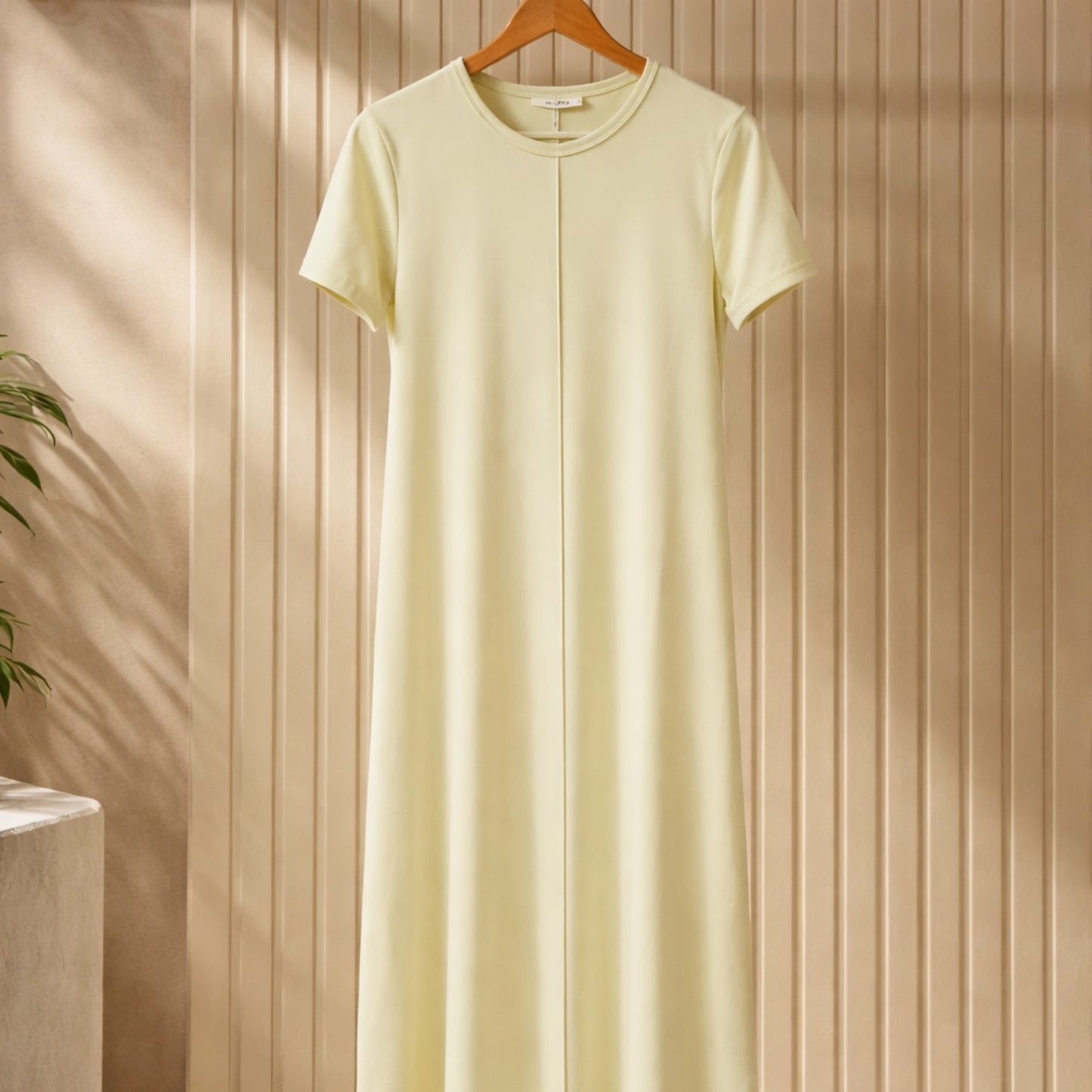 Fließendes Midikleid in zartem Grünton Kleid Das Zierwerk