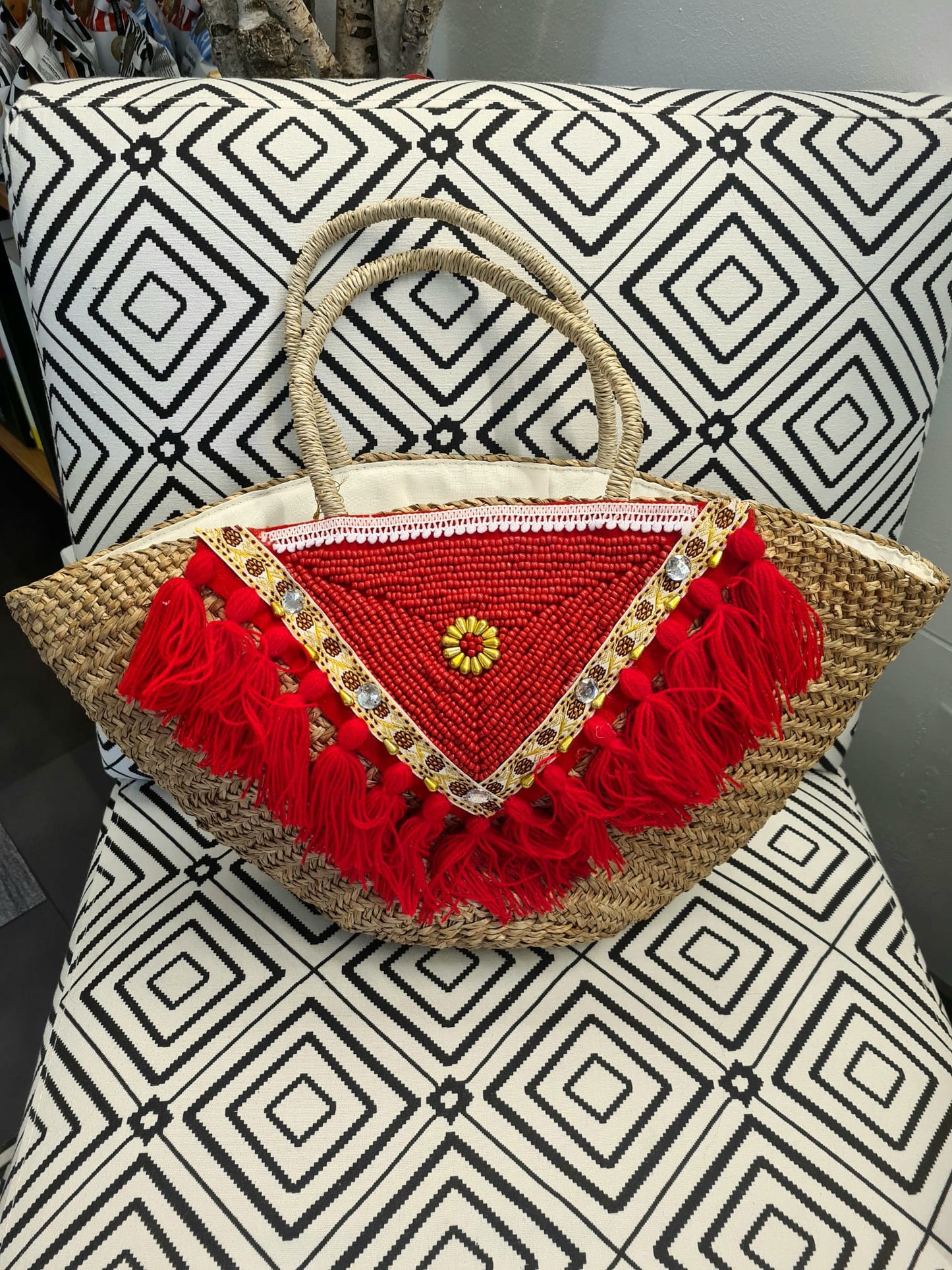 Boho Korbtasche mit roter Quastenborte – handverziert & ein echter Eyecatcher
