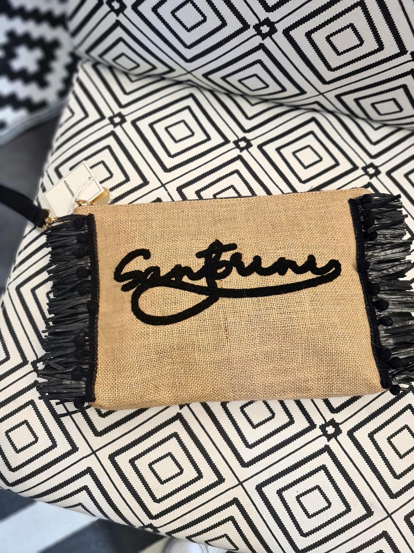 Clutch „Santorini“ aus Jute – mit Fransen & gesticktem Schriftzug