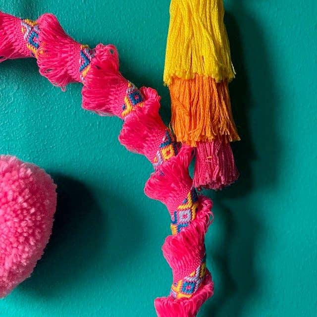 Wandhänger Ibiza-Stil mit Herz-Pom-Pom – Handgefertigt aus Wolle