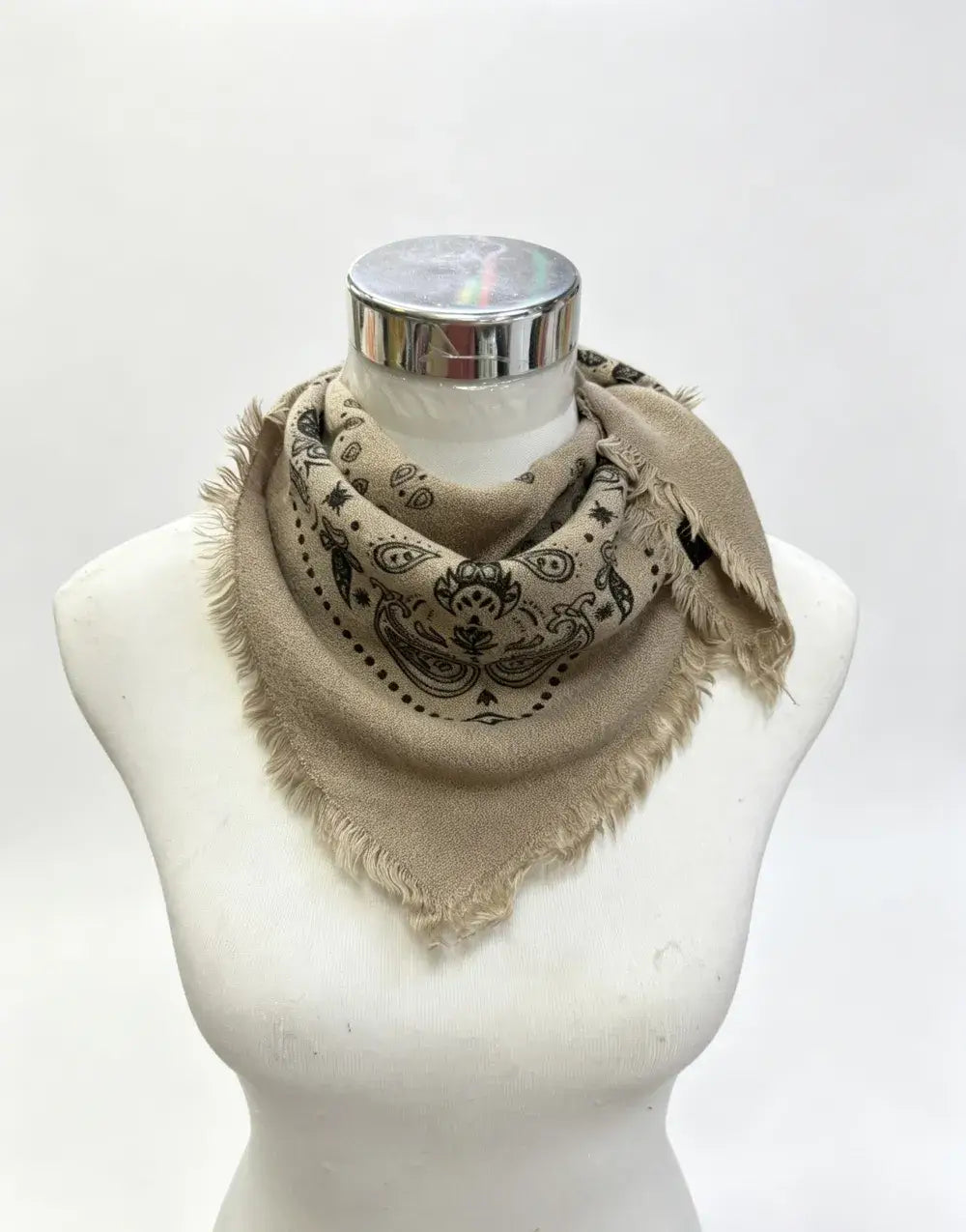 Kleines Quadrat-Halstuch mit Bandana-Motiv – 60×60 cm | Taupe | LINETA Schal LINETA