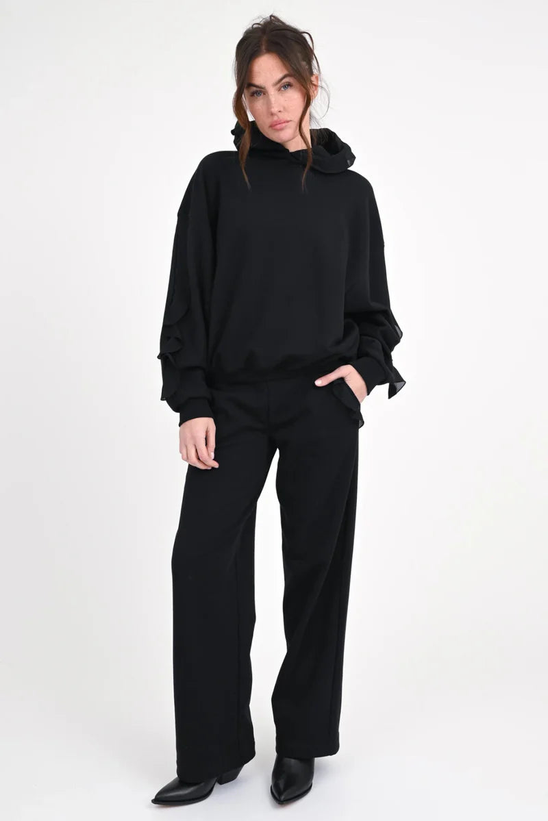 Sweathoodie „Paty“ mit Volants in Schwarz | Love Joy Victory (Größe M / L)