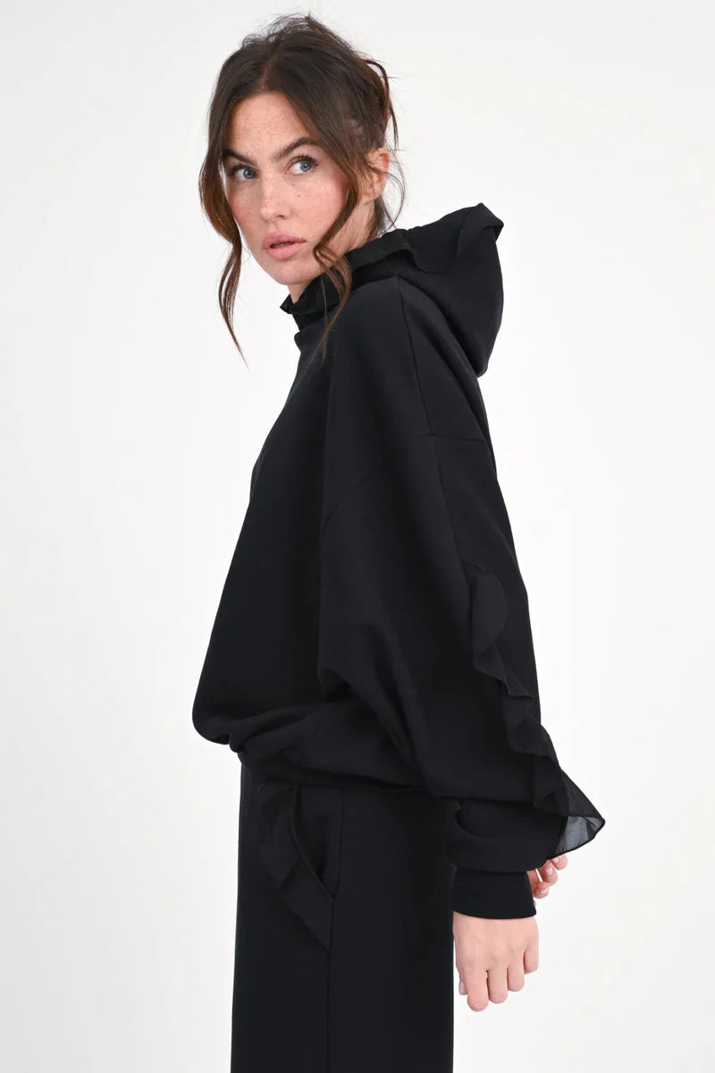 Sweathoodie „Paty“ mit Volants in Schwarz | Love Joy Victory (Größe M / L)