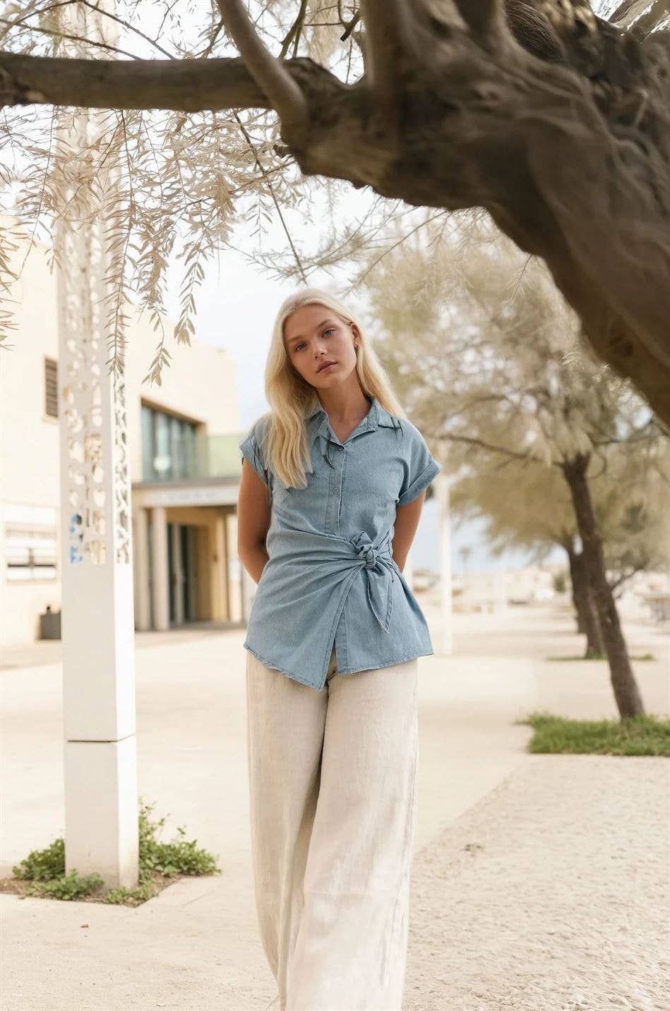 Geknotetes Jeanshemd – Tailliert, feminin & lässig, Made in Italy