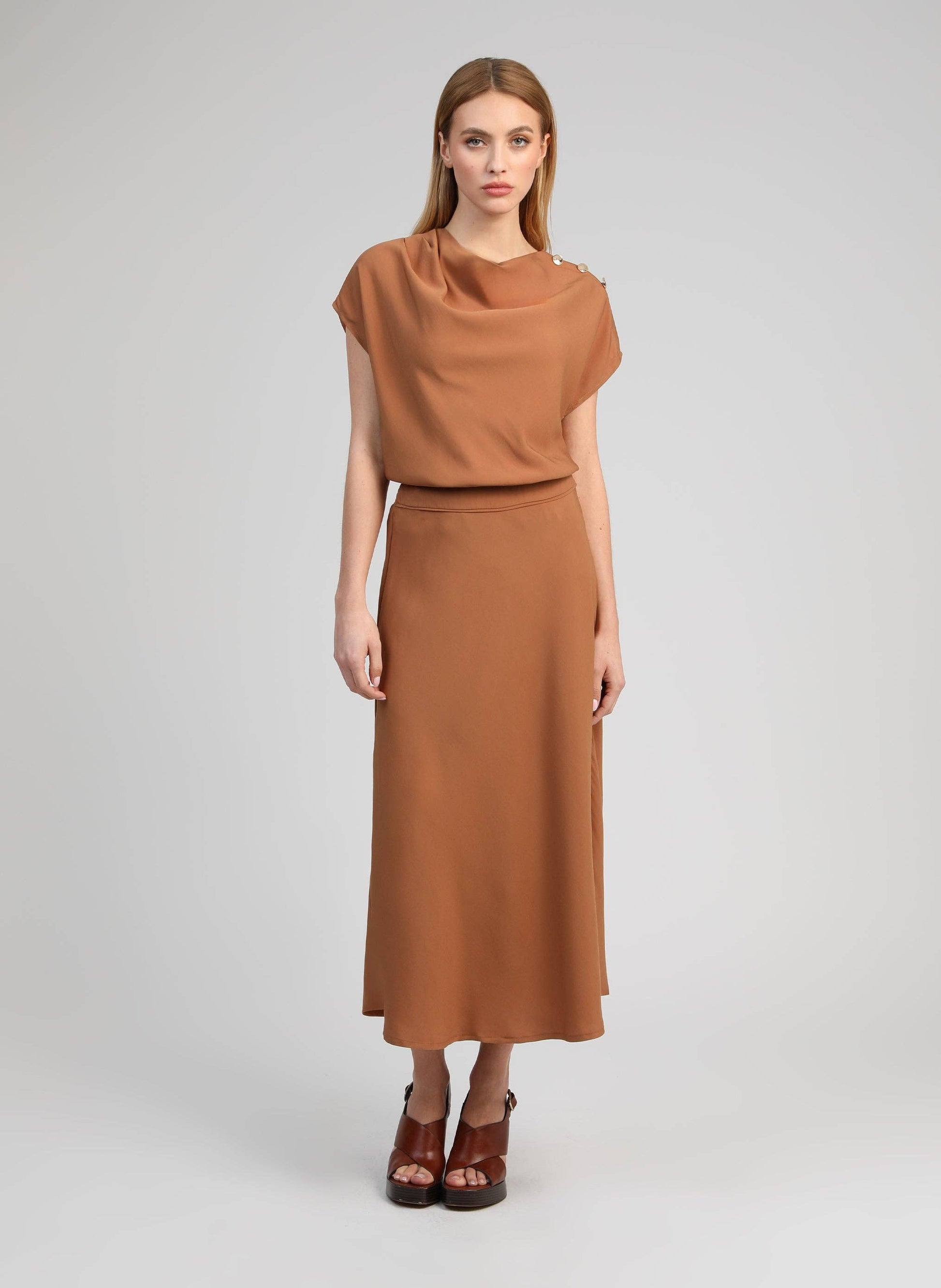 Top – Gr. S, Wildleder-Optik, Muschelausschnitt, goldene Knöpfe | An’ge Bluse An'ge