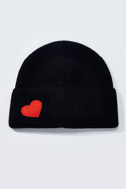 Schwarze Mütze mit rotem Herz – warmer Winter-Beanie aus Acryl