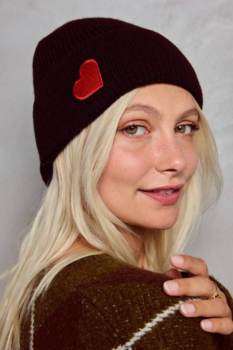 Schwarze Mütze mit rotem Herz – warmer Winter-Beanie aus Acryl