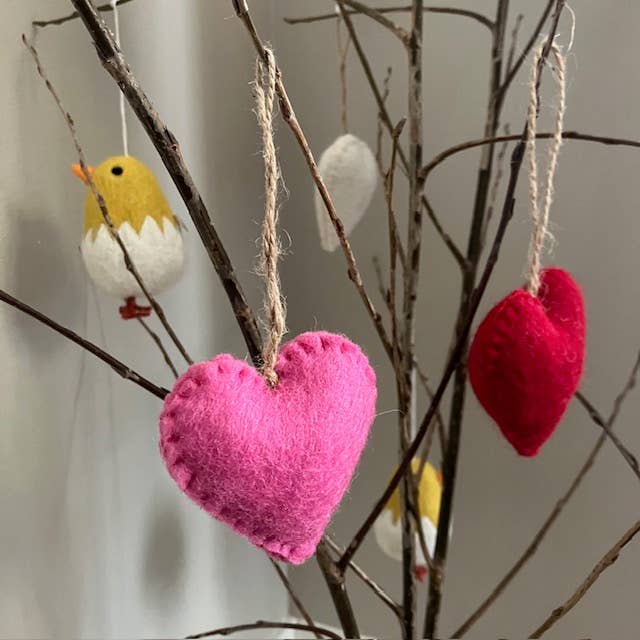 Herzanhänger Rosa – Handgefertigter Filzanhänger
