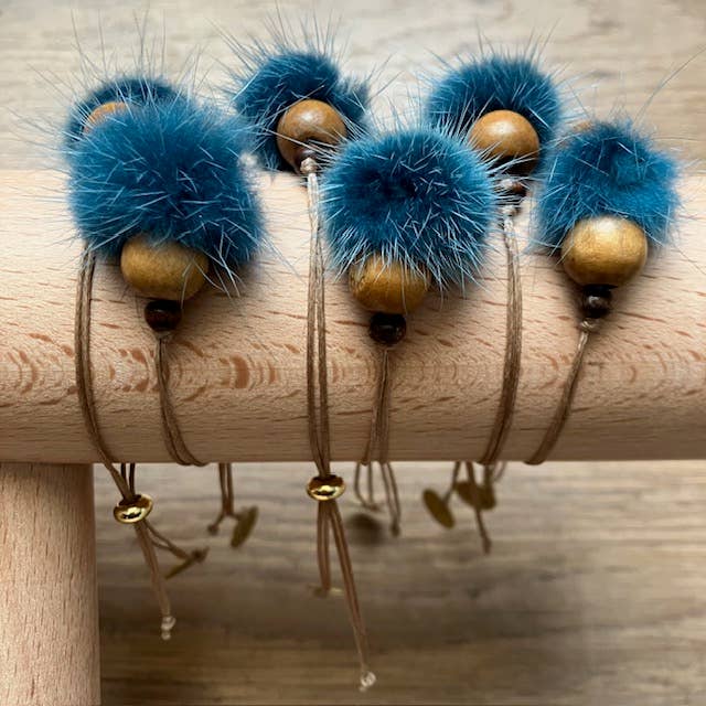 Türkisfarbenes Armband mit flauschiger Perle – handgemacht in Nepal