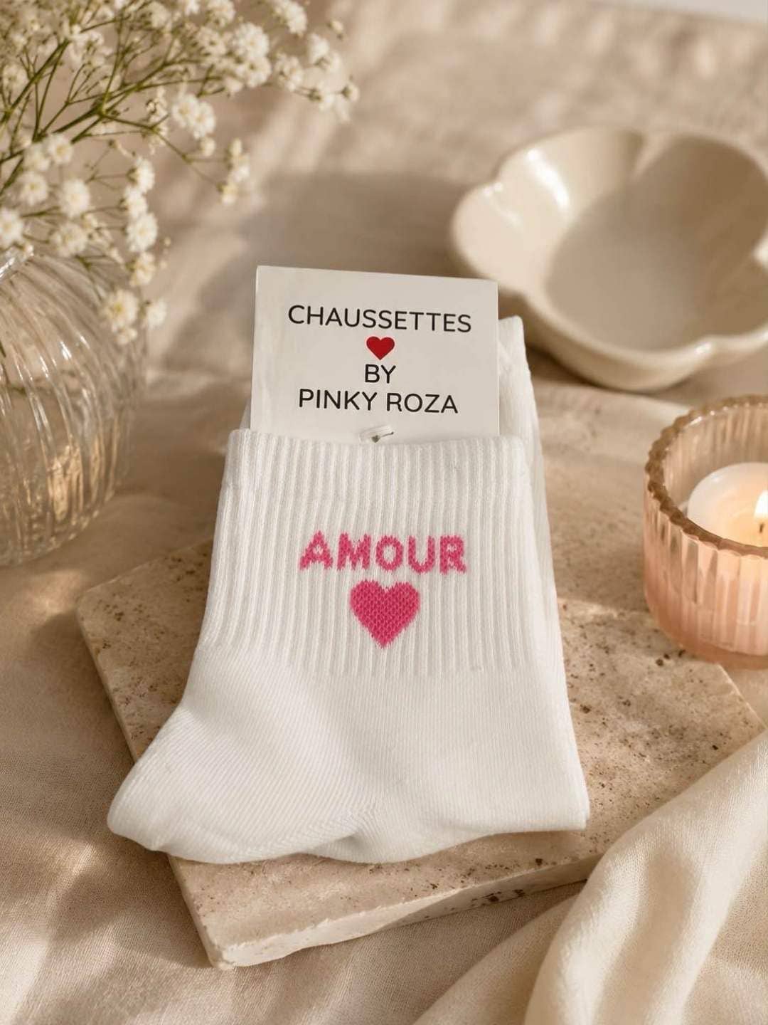 Socke mit der Aufschrift „amour“ und einem Herz aus Baumwolle: Weiß / Taille unique Pinky Roza