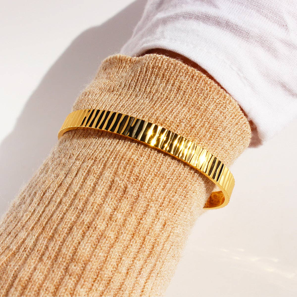 Vergoldeter Damen-Armreif mit strukturierter Oberfläche | Karma Armband Karma