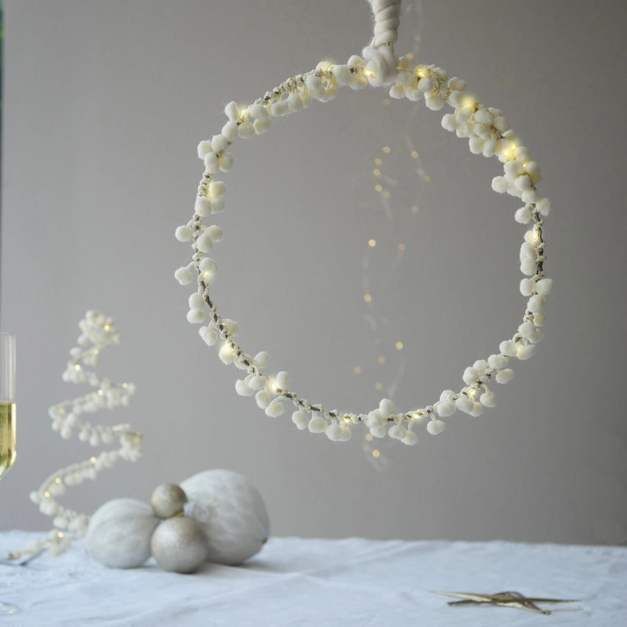 Beleuchteter Pompon-Kranz – Skandinavisches Design | Weiß, 25 cm