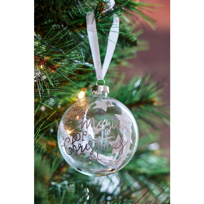 Rivièra Maison Magic Christmas Ornament Silber – Glaskugel mit silberner Aufschrift Baumschmuck Rivièra Maison
