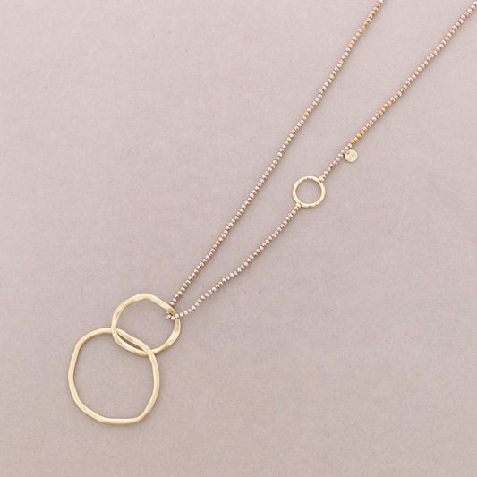 Lange Halskette mit goldfarbenen Kristallperlen & Doppelring-Anhänger