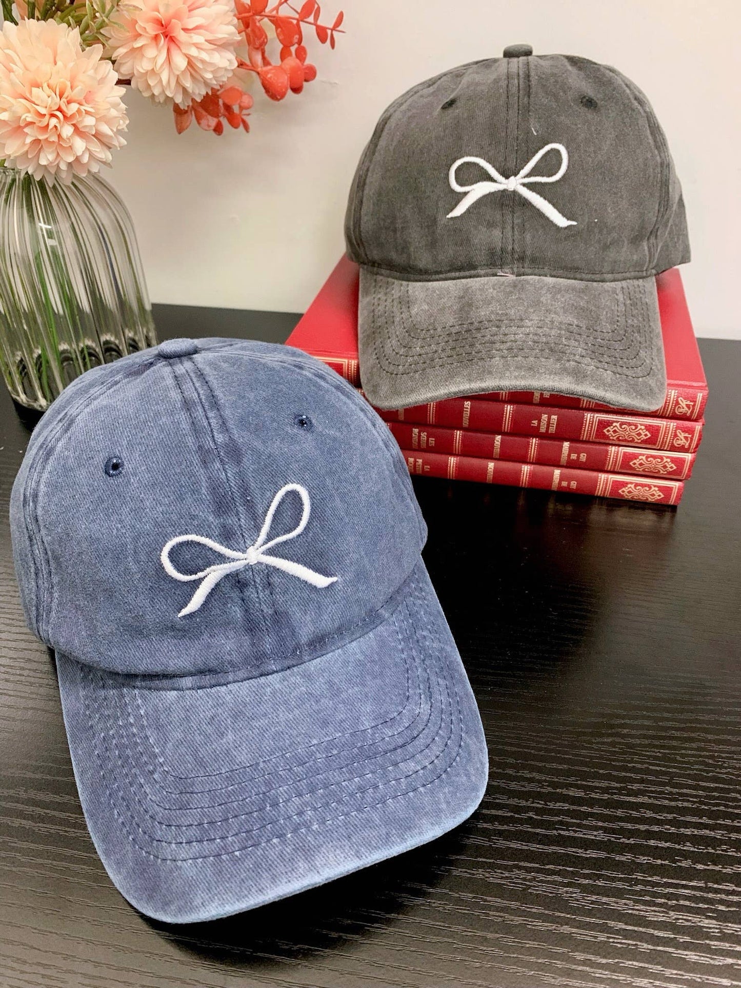 Jeans-Cap mit gestickter Schleife – Lässig, feminin& absolut alltagstauglich Mütze Das Zierwerk