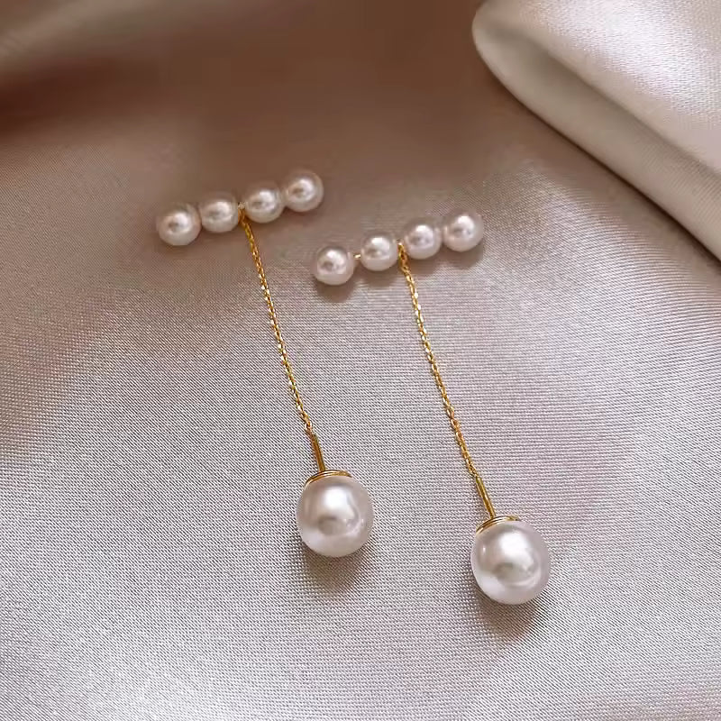 Moderne Perlen-Ohrstangen mit Kettenanhänger – eleganter Ohrschmuck in Gold Ohrringe Das Zierwerk