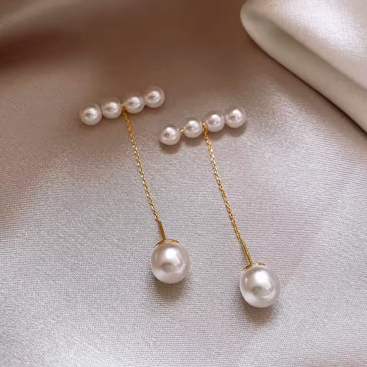 Moderne Perlen-Ohrstangen mit Kettenanhänger – eleganter Ohrschmuck in Gold Ohrringe Das Zierwerk