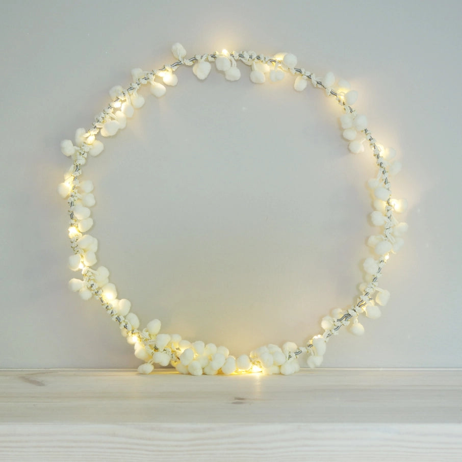 Pompon-Kranz Barely Blush Ø 25 cm – mit LED-Beleuchtung