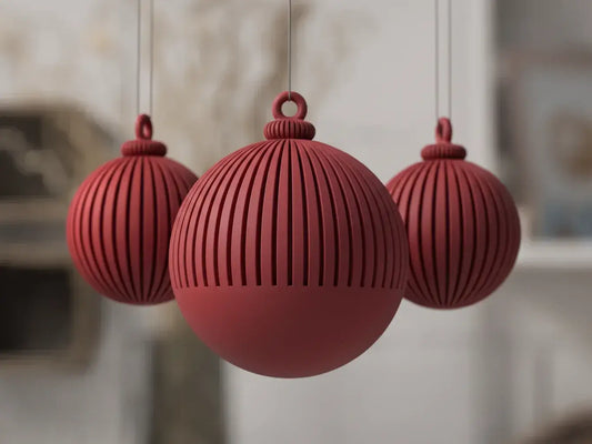 Yuki - Weihnachtskugel: Dunkel rot / Halbgestreift Weihnachtsdekoration re3dline