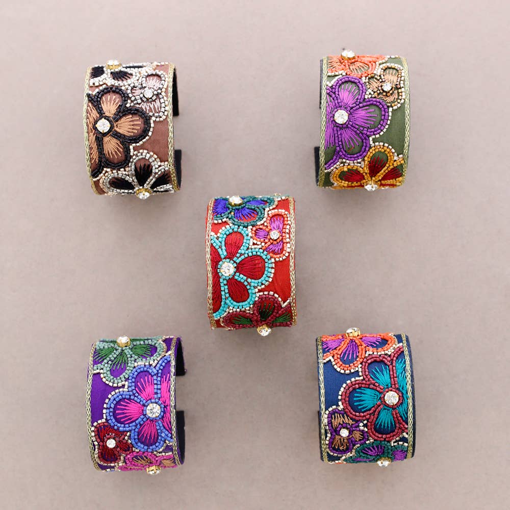Florales Statement-Armband auf grünem Satin – verspielt, farbenfroh & handverziert