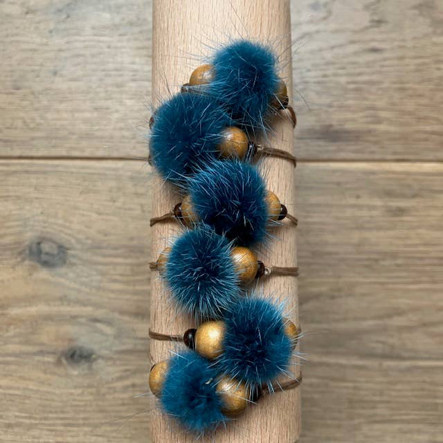 Türkisfarbenes Armband mit flauschiger Perle – handgemacht in Nepal